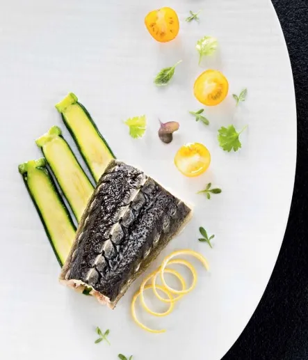 Осетр, запеченный целиком